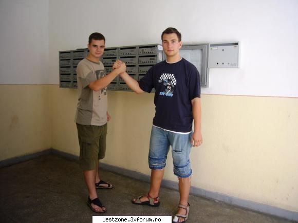aici postati poze cu prieteni diversi !!!

eu si fratele meu seba !!! bro's for life poze prieteni